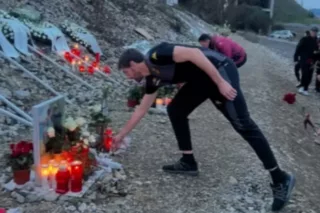 Η αποστολή του Άρη έκανε στάση για να αφήσει 57 τριαντάφυλλα στα Τέμπη, πριν συνεχίσει το ταξίδι της για τον Βόλο