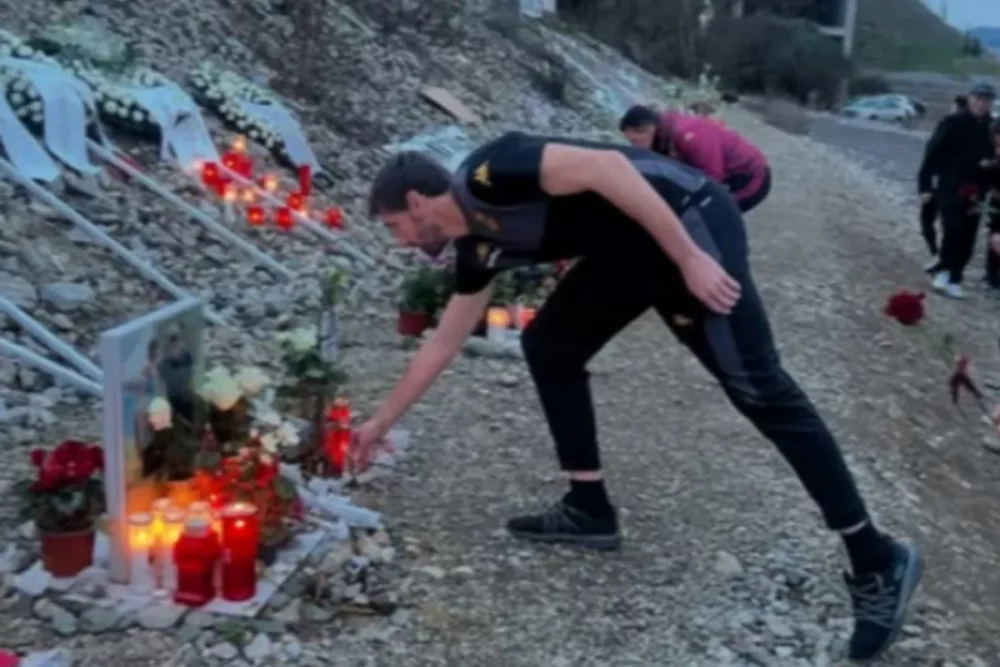 Η αποστολή του Άρη έκανε στάση για να αφήσει 57 τριαντάφυλλα στα Τέμπη, πριν συνεχίσει το ταξίδι της για τον Βόλο