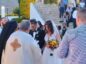 Στα σκαλιά της εκκλησίας ο Μάνος Μανδαλενάκης