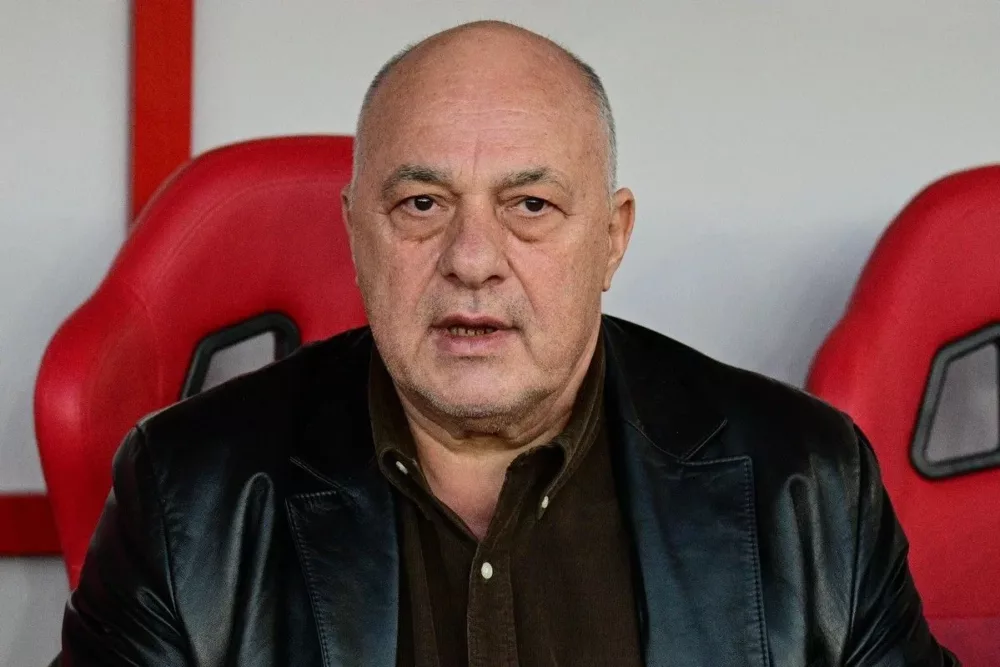 Μπέος κατά Παπαπέτρου: «Έχει εξασφαλισμένη καριέρα χειρουργού – Να μην ξανασφυρίξει τον Βόλο»