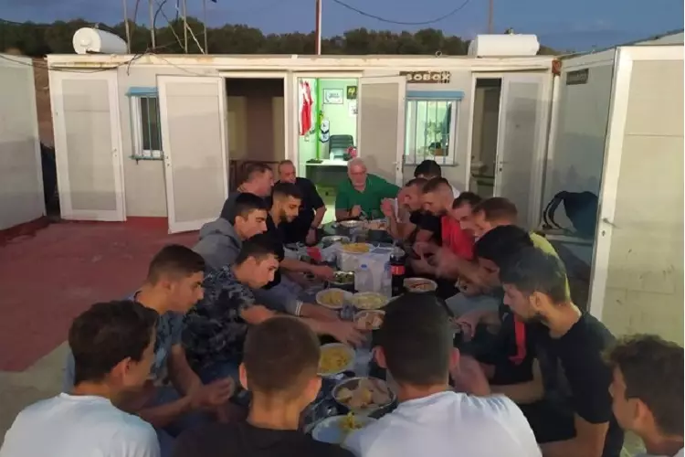 Τραπέζι στους παίκτες του ο Μιχάλης Κουτέντάκης! <i class=