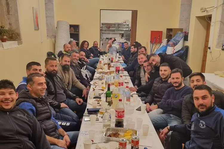 ΔΑΦΝΕΣ ΤΡΑΠΕΖΙ