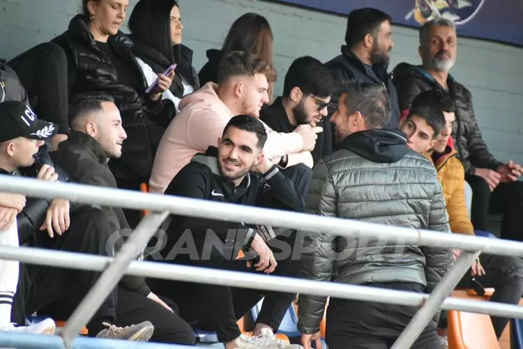 &Gamma;&Iota;&Omicron;&Upsilon;&Chi;&Tau;&Alpha;&Sigma; &Pi;&Omicron;&Rho;&Omicron;&Sigma; &Gamma;&Alpha;&Zeta;&Iota;1