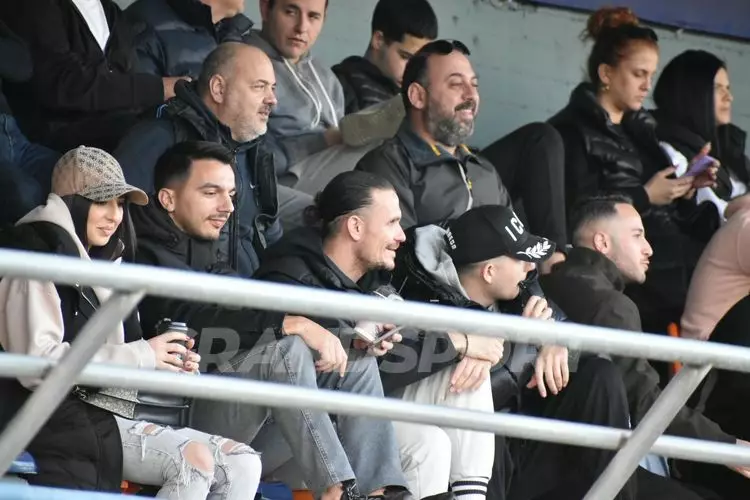 &Gamma;&Iota;&Omicron;&Upsilon;&Chi;&Tau;&Alpha;&Sigma; &Pi;&Omicron;&Rho;&Omicron;&Sigma; &Gamma;&Alpha;&Zeta;&Iota;3