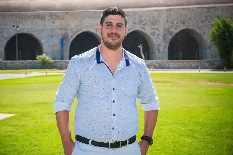 &Sigma;&tau;&omicron; &pi;&lambda;&epsilon;&upsilon;&rho;ό &tau;&omicron;&upsilon; &Pi;. &Mu;&pi;&alpha;&lambda;ά&kappa;&eta; &omicron; &Mu;&iota;&chi;ά&lambda;&eta;&sigmaf; &Beta;&iota;&tau;&sigma;&alpha;&rho;ά&sigmaf;