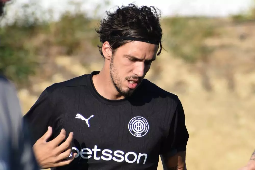 &Mu;&pi;ά&kappa;&iota;&tau;&sigmaf;: &laquo;Έ&beta;&lambda;&epsilon;&pi;&alpha; &pi;&upsilon;&rho;&alpha;ύ&lambda;&omicron;&upsilon;&sigmaf; &nu;&alpha; &pi;έ&phi;&tau;&omicron;&upsilon;&nu;&raquo; &ndash; &Pi;ώ&sigmaf; έ&phi;&upsilon;&gamma;&epsilon; &alpha;&pi;ό &tau;&omicron; &Iota;&rho;ά&nu;