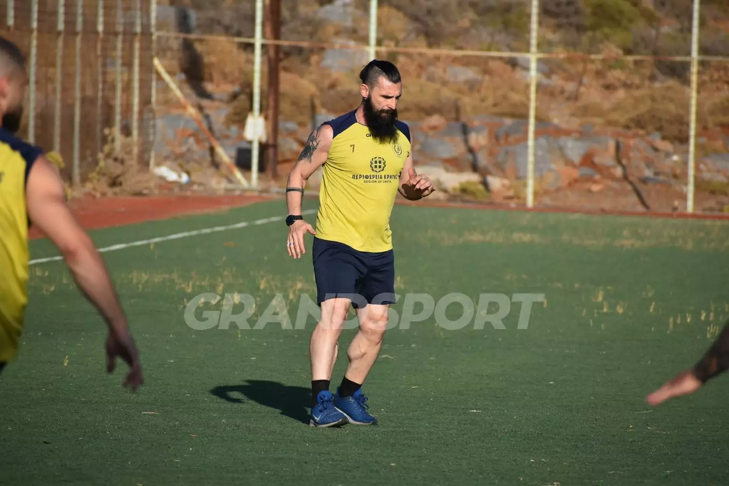 &Sigma;&tau;&iota;&sigmaf; &Mu;&omicron;ί&rho;&epsilon;&sigmaf; &mu;&epsilon; &delta;&iota;&pi;&lambda;ό &rho;ό&lambda;&omicron; &omicron; &Gamma;. &Sigma;&omicron;ύ&rho;&sigma;&omicron;&sigmaf;!