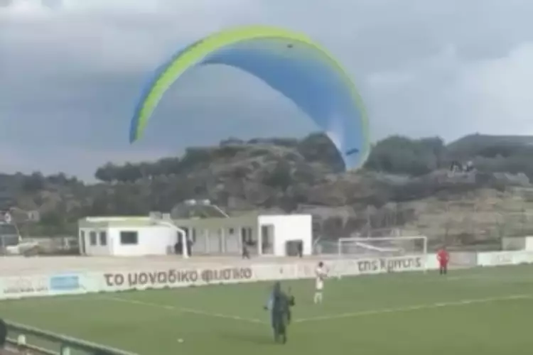 Απίστευτο σκηνικό στον Ζαρό: Αλεξιπτωτιστής προσγειώθηκε μέσα στο γήπεδο την ώρα του αγώνα! (vid)