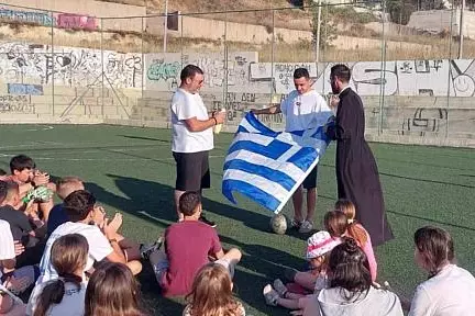 Δεν ξεχνάει τις ρίζεις του ο Μανώλης Σάλιακας: Κοντά στα παιδιά της Φορτέτσας