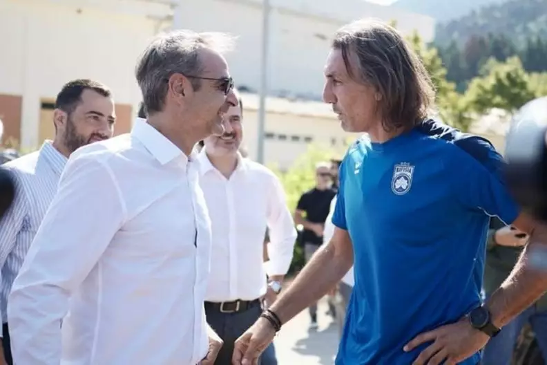 Συνάντηση Μητσοτάκη με την αποστολή της Κηφισιάς στο Καρπενήσι