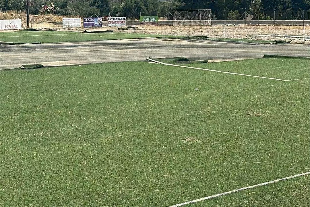 Προχωράει η τοποθέτηση του νέου τάπητα στο γήπεδο των Αγίων Δέκα