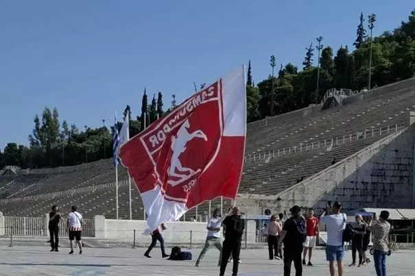 Παναθηναϊκός – Σάμσουνσπορ: Τούρκος οπαδός σήκωσε σημαία της ομάδας του με τον Κεμάλ στο Καλλιμάρμαρο