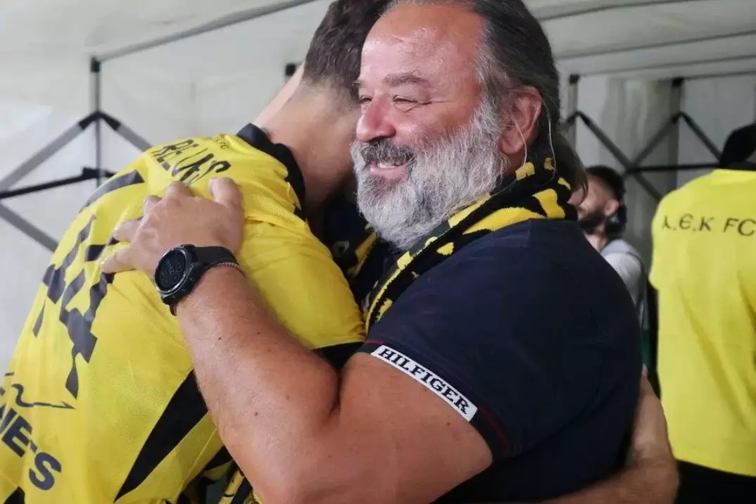 Ο Μ. Ηλιόπουλος συνεχάρει στους παίκτες της ΑΕΚ μετά τη πρόκριση με στον Άρη Λεμεσού