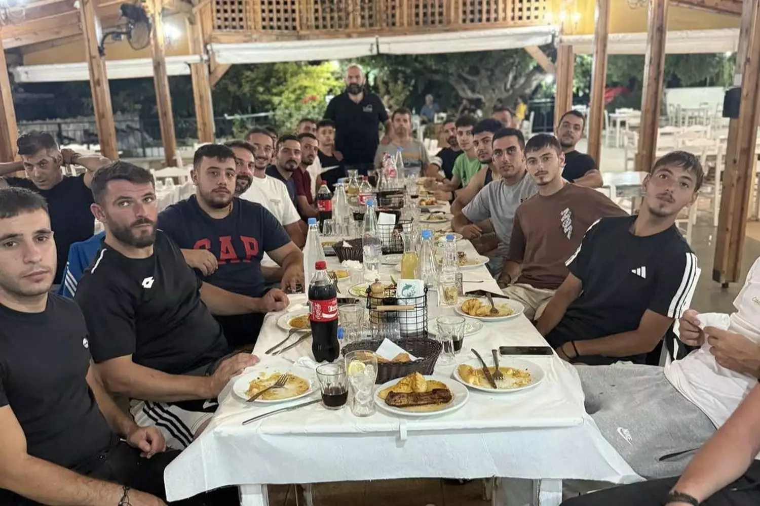 Δείπνο με το βλέμμα στο μέλλον αλλά παρόν το… παρελθόν! (pics)