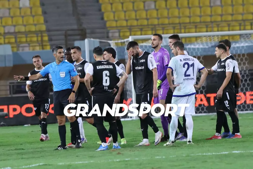 Η αποβολή του Σενγκέλια, τράβηξε τα μαλλιά του Αντονίσε (vid)