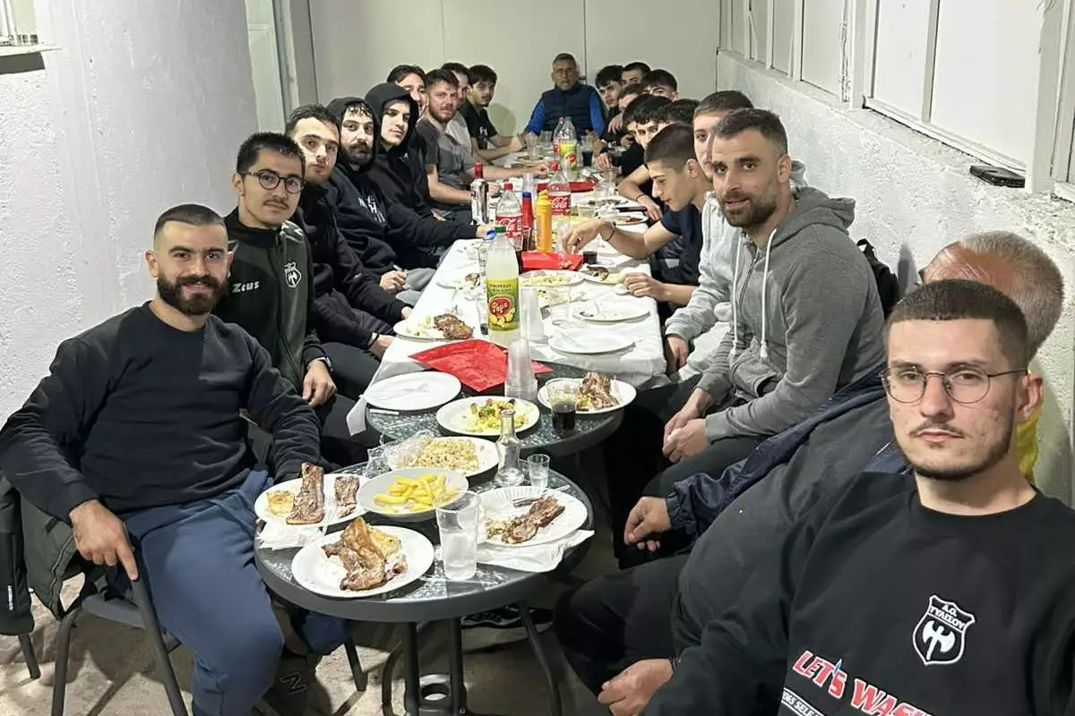 Τραπέζι και όμορφο κλίμα στη Τύλισο