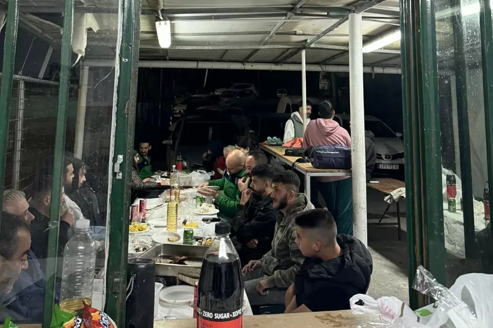 Κόροιβος: Μία οικογένεια παρά τον αποκλεισμό – Τραπέζι μετά το παιχνίδι με τον Κόρακα