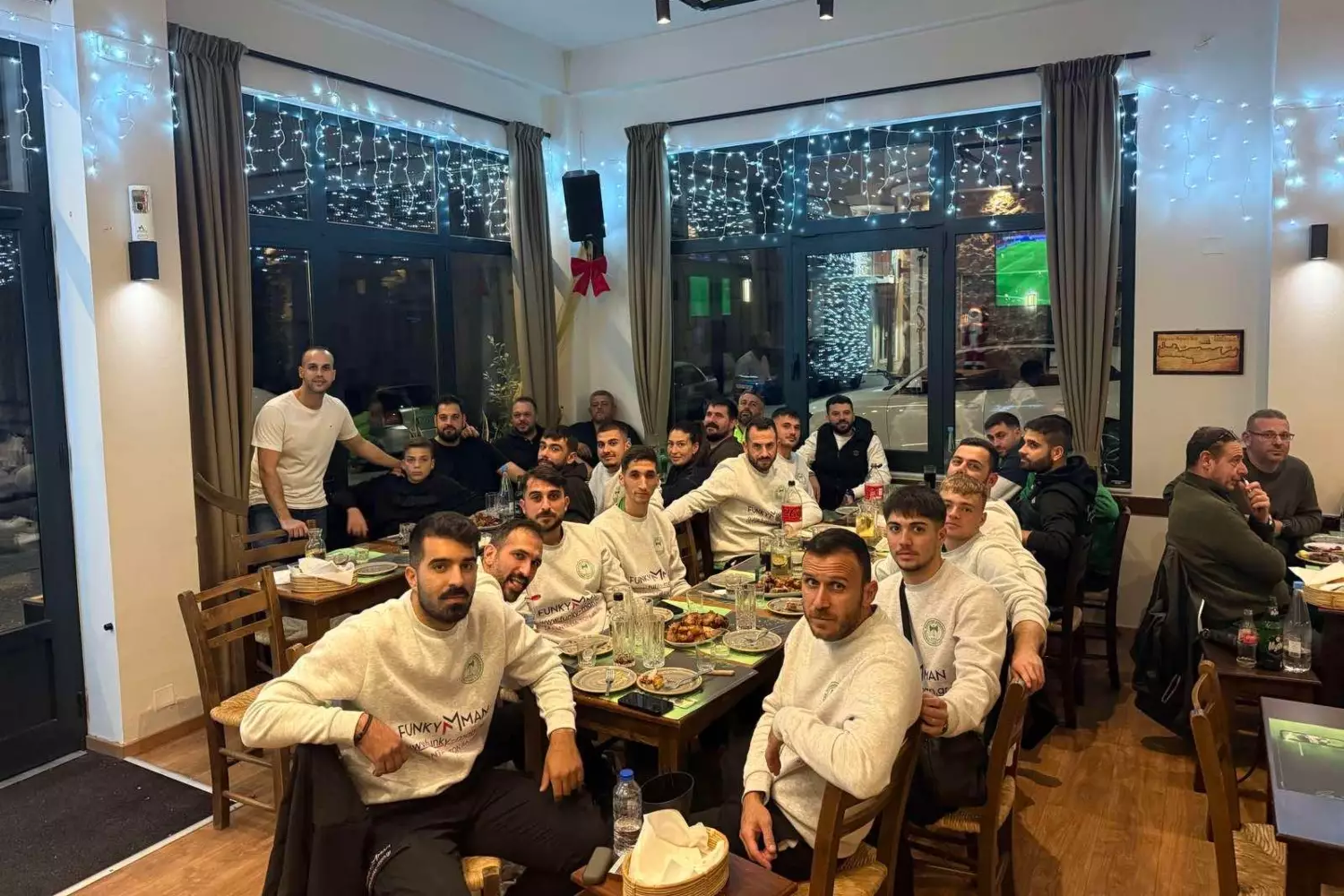 Τραπέζι μετά τη νίκη στον ΟΦΑ