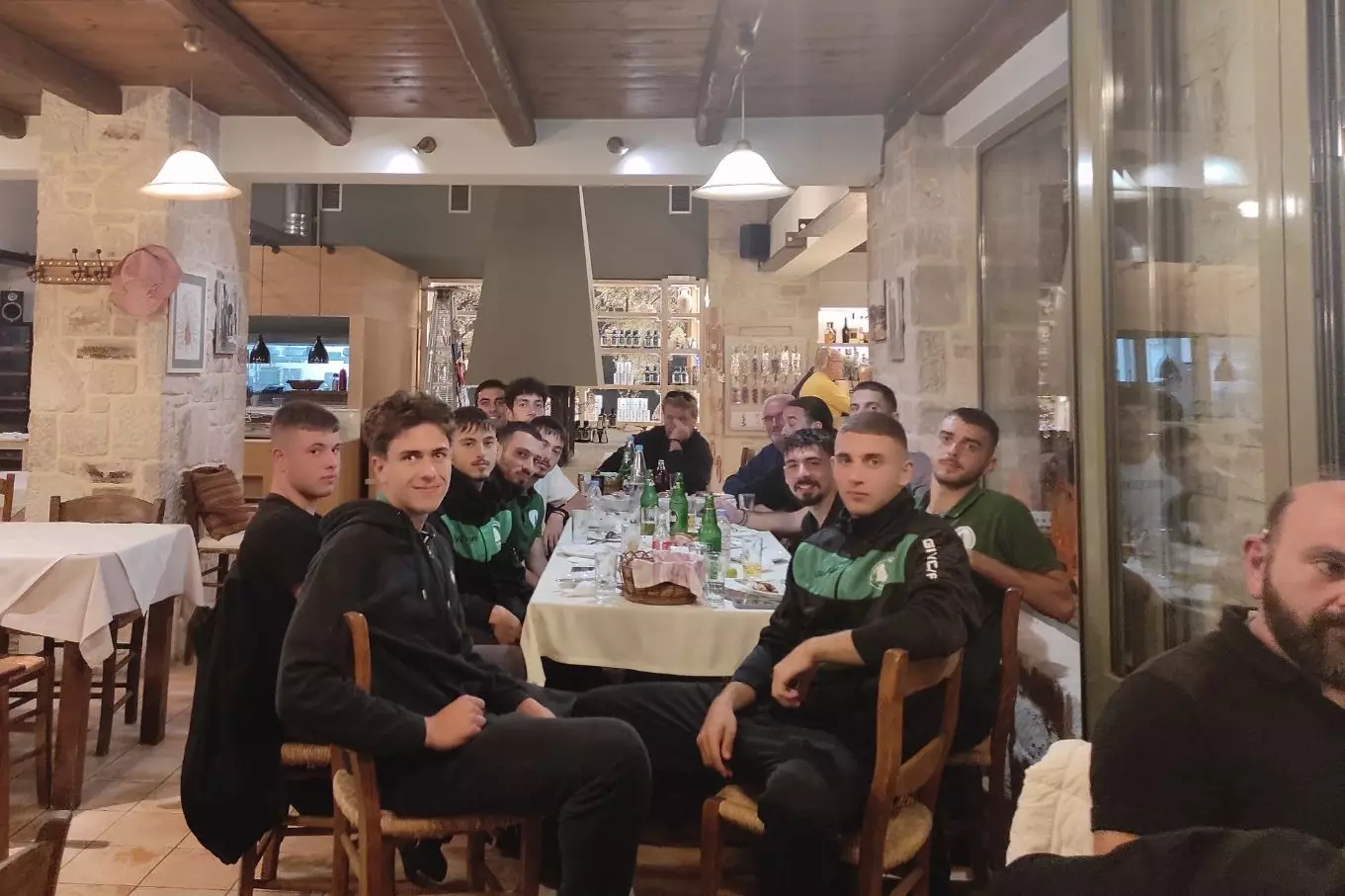 Τραπέζι μετά τη νίκη στον Ζαρό