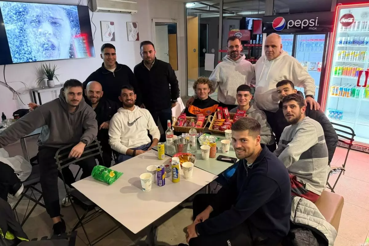 &Kappa;έ&rho;&alpha;&sigma;&mu;&alpha;, &omicron;&iota;&kappa;&omicron;&gamma;&epsilon;&nu;&epsilon;&iota;&alpha;&kappa;ό &delta;&iota;&pi;&lambda;ό &kappa;&alpha;&iota; &gamma;&iota;&omicron;&rho;&tau;&iota;&nu;ό &kappa;&lambda;ί&mu;&alpha; &pi;&rho;&iota;&nu; &tau;&iota;&sigmaf; &delta;&iota;&alpha;&kappa;&omicron;&pi;έ&sigmaf; &sigma;&tau;&omicron;&nu; &Alpha;&lambda;&mu;&upsilon;&rho;ό