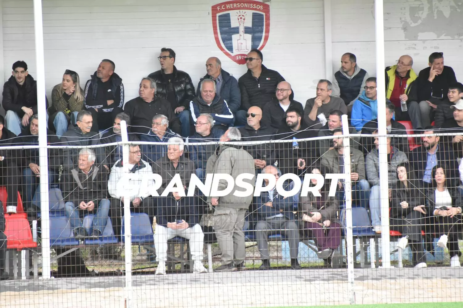 Γέμισε το γήπεδο της Χερσονήσου για το ντέρμπι με τον Εργοτέλη (pics)