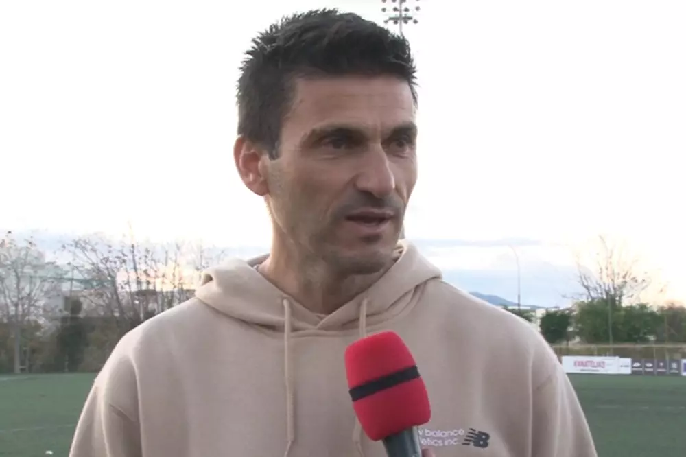 &Eta;&lambda;. &Kappa;ώ&tau;&sigma;&iota;&omicron;&sigmaf;: &laquo;&Alpha;&upsilon;&tau;ή &eta; &omicron;&mu;ά&delta;&alpha; &epsilon;ί&nu;&alpha;&iota; έ&nu;&alpha; &kappa;&omicron;&mu;&mu;ά&tau;&iota; &delta;&iota;&kappa;ό &mu;&omicron;&upsilon; &ndash; &Omicron; &Epsilon;&rho;&gamma;&omicron;&tau;έ&lambda;&eta;&sigmaf; &epsilon;ί&nu;&alpha;&iota; &alpha;&upsilon;&tau;&omicron;ί &pi;&omicron;&upsilon; &mu;&alpha;&sigmaf; &alpha;&kappa;&omicron;&lambda;&omicron;&upsilon;&theta;&omicron;ύ&nu; &pi;&alpha;&nu;&tau;&omicron;ύ&raquo;