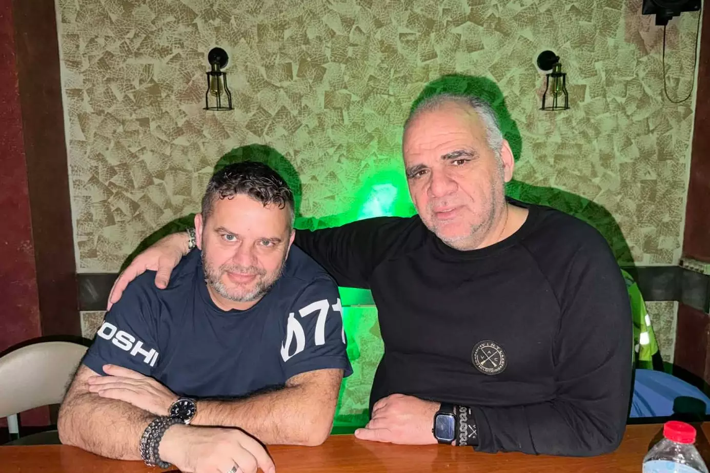 &Delta;&eta;&mu;ή&tau;&rho;&eta;&sigmaf; &Kappa;ό&kappa;&kappa;&iota;&nu;&omicron;&sigmaf;-&Gamma;&iota;ά&nu;&nu;&eta;&sigmaf; &Kappa;&omicron;&nu;&tau;ά&kappa;&eta;&sigmaf;: &Delta;ύ&omicron; &kappa;&alpha;&lambda;&omicron;ί &phi;ί&lambda;&omicron;&iota; &alpha;&nu;&tau;ί&pi;&alpha;&lambda;&omicron;&iota; &mu;&epsilon;&tau;ά &alpha;&pi;ό &chi;&rho;ό&nu;&iota;&alpha;