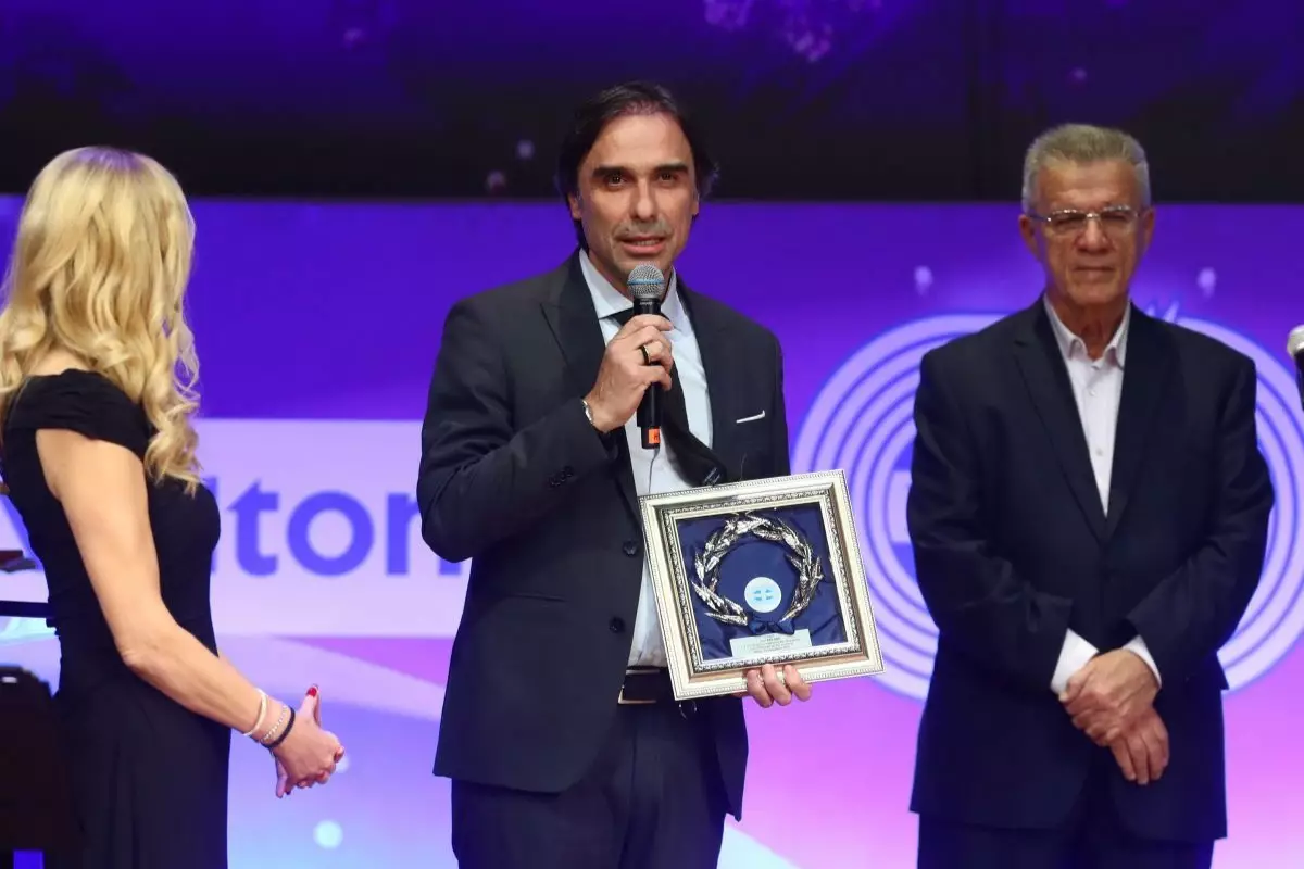 &Eta;&lambda;. &Pi;&omicron;&upsilon;&rho;&sigma;&alpha;&nu;ί&delta;&eta;&sigmaf;: &laquo;&Omicron; &Omicron;&Phi;&Eta; έ&chi;&epsilon;&iota; &tau;&eta; &delta;ύ&nu;&alpha;&mu;&eta; &nu;&alpha; &omicron;&nu;&epsilon;&iota;&rho;&epsilon;ύ&epsilon;&tau;&alpha;&iota; &kappa;&alpha;&iota; &tau;&alpha; &epsilon;&pi;ό&mu;&epsilon;&nu;&alpha; 100 &chi;&rho;ό&nu;&iota;&alpha;&raquo;