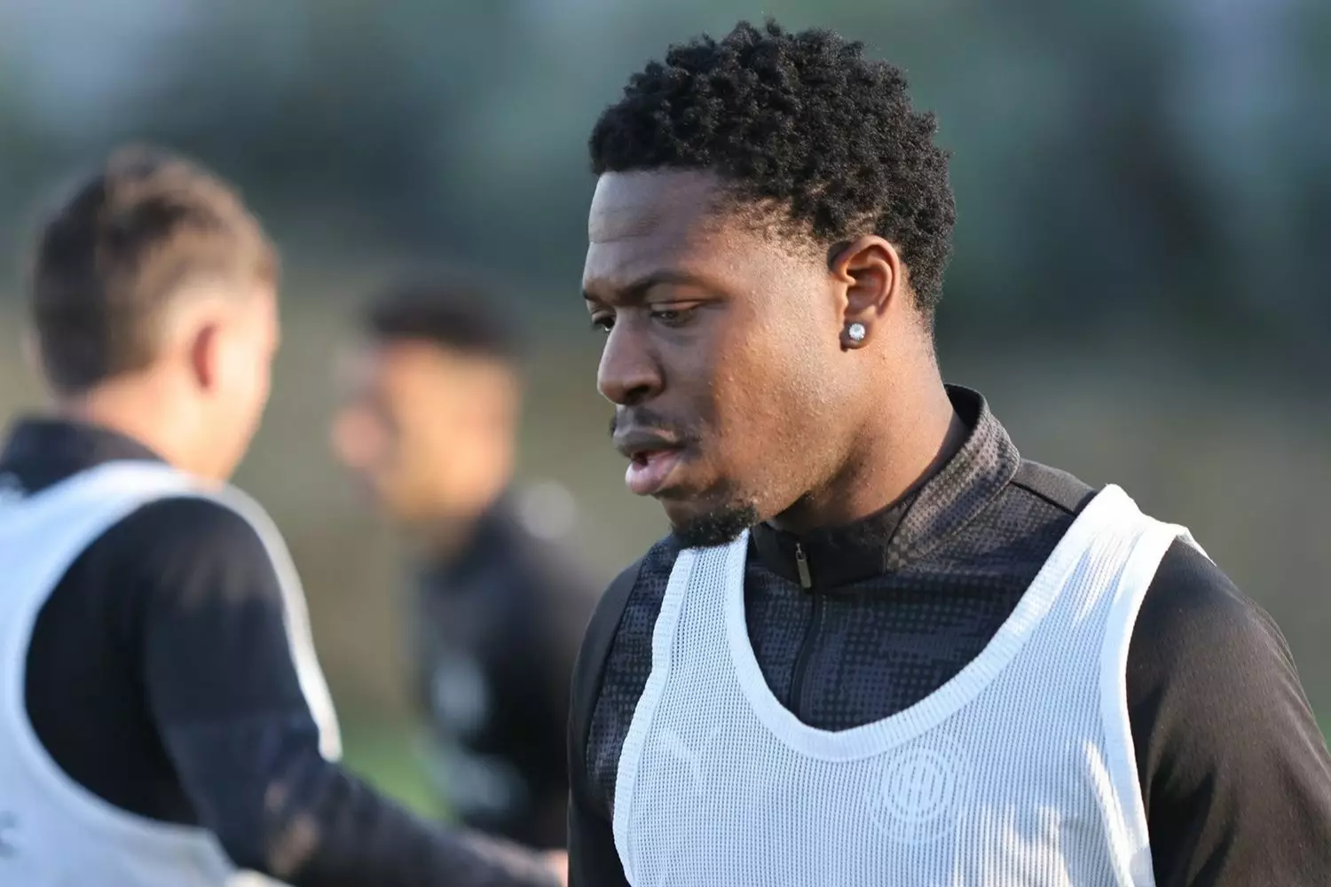 Ά. &Iota;&sigma;έ&kappa;&alpha;: &laquo;&Alpha;&gamma;&alpha;&pi;ώ &alpha;&upsilon;&tau;ή &tau;&eta; &phi;&alpha;&nu;έ&lambda;&alpha;, &alpha;&gamma;&alpha;&pi;ώ &nu;&alpha; &pi;&alpha;ί&zeta;&omega; &gamma;&iota;&alpha; &alpha;&upsilon;&tau;ή &tau;&eta;&nu; &omicron;&mu;ά&delta;&alpha;&raquo;