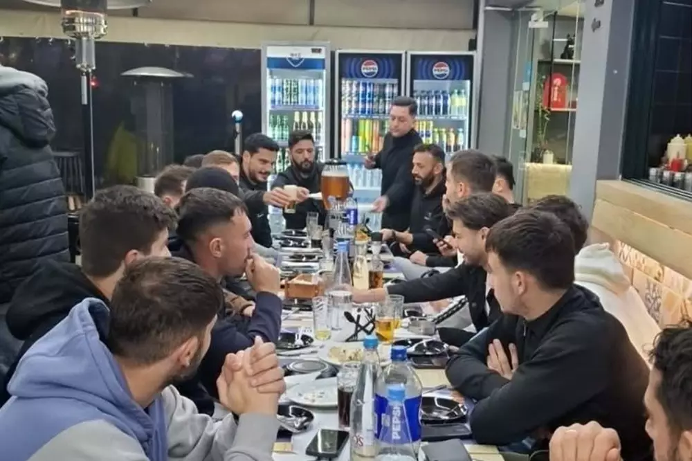 &Delta;&epsilon;ί&pi;&nu;&omicron; &epsilon;&pi;&iota;&beta;&rho;ά&beta;&epsilon;&upsilon;&sigma;&eta;&sigmaf; &sigma;&tau;&eta;&nu; &Alpha;&Epsilon;&Kappa;&alpha;&tau;&sigma;&alpha;&mu;&pi;ά