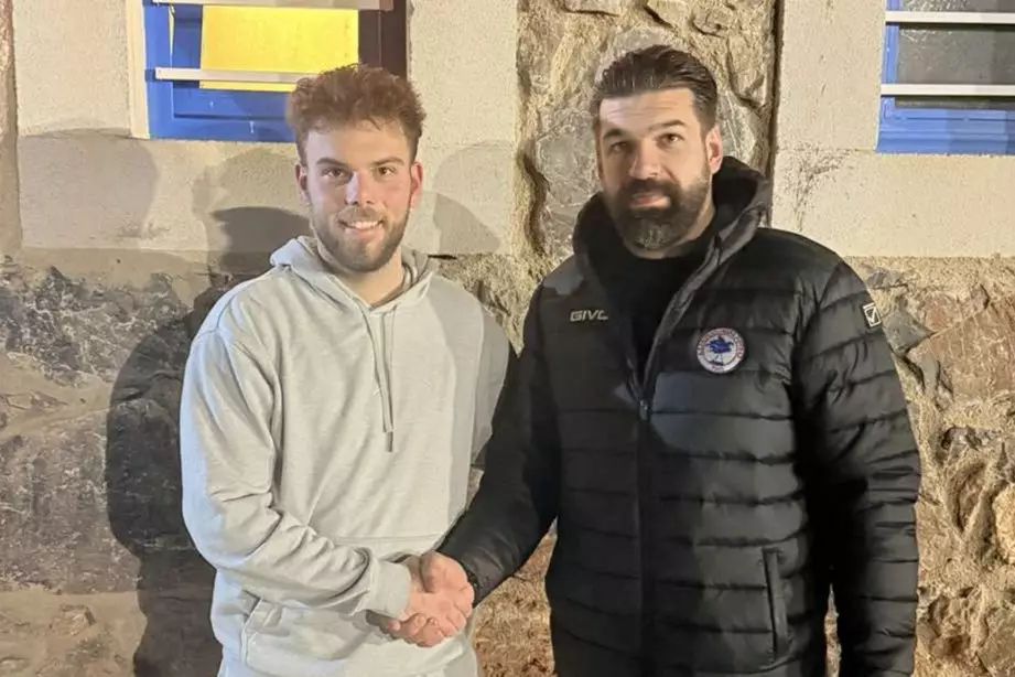 &Sigma;&tau;&omicron;&nu; &Rho;&omicron;ύ&beta;&alpha; &kappa;&alpha;&iota; &epsilon;&pi;ί&sigma;&eta;&mu;&alpha; &omicron; &Alpha;&sigma;&tau;&rho;&iota;&nu;ό&sigmaf; &Mu;&alpha;&upsilon;&rho;&omicron;&gamma;&iota;&alpha;&nu;&nu;ά&kappa;&eta;&sigmaf;