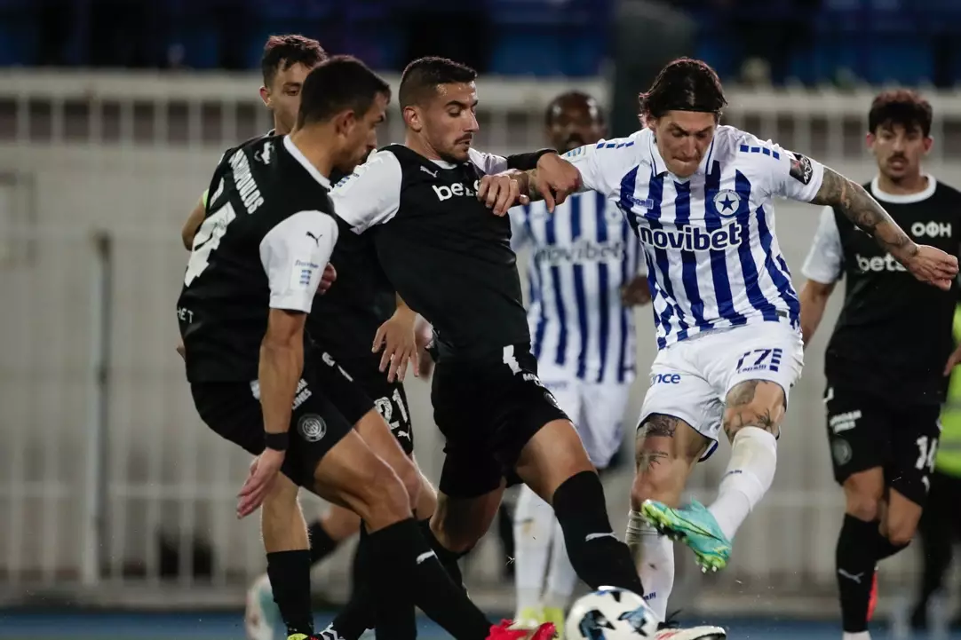 Super League: &Eta; &beta;&alpha;&theta;&mu;&omicron;&lambda;&omicron;&gamma;ί&alpha; &mu;&epsilon;&tau;ά &tau;&omicron; &delta;&iota;&pi;&lambda;ό &tau;&omicron;&upsilon; &Omicron;&Phi;&Eta; &sigma;&tau;&omicron; &Pi;&epsilon;&rho;&iota;&sigma;&tau;έ&rho;&iota;