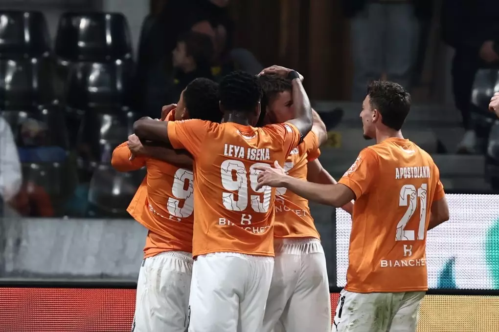 &Eta; &gamma;&kappa;&omicron;&lambda;ά&rho;&alpha; &tau;&omicron;&upsilon; &Sigma;&alpha;&lambda;&sigma;έ&delta;&omicron; &sigma;&tau;&eta;&nu; &Omicron;pap Arena (vid)