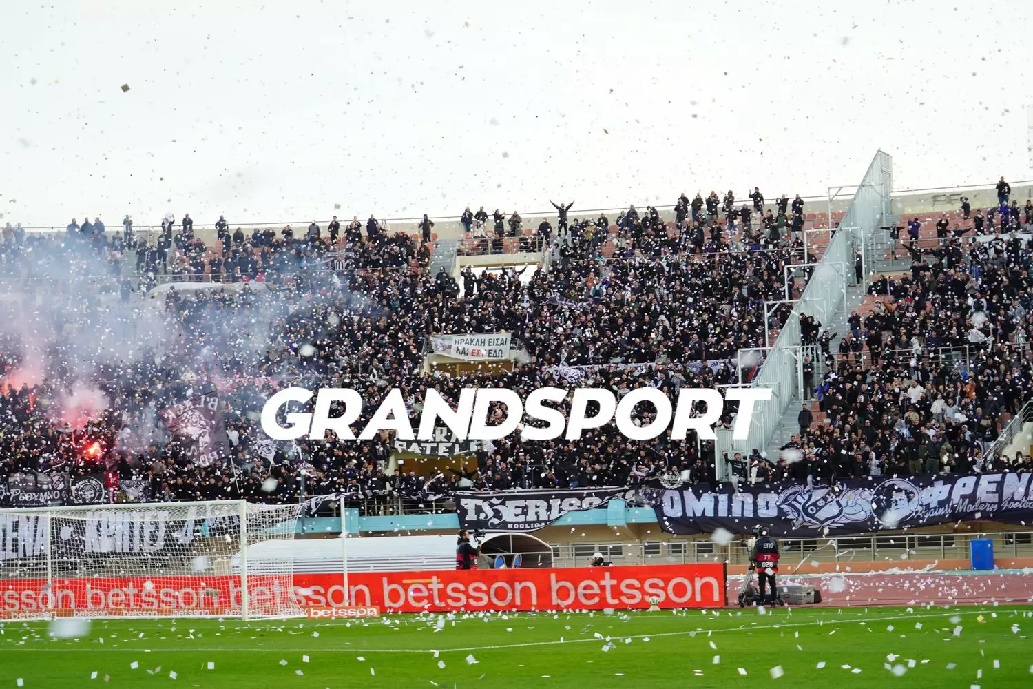 Snakes: &laquo;&Delta;&epsilon;&nu; &mu;&pi;&alpha;ί&nu;&omicron;&upsilon;&mu;&epsilon; &sigma;&epsilon; &gamma;&rho;&alpha;&mu;&mu;ή &epsilon;&pi;&iota;&lambda;&omicron;&gamma;ή&sigmaf; &mu;&epsilon; &tau;&alpha; &alpha;&delta;έ&rho;&phi;&iota;&alpha; &mu;&alpha;&sigmaf;, ή ό&lambda;&omicron;&iota; ή &kappa;&alpha;&nu;έ&nu;&alpha;&sigmaf;&raquo;