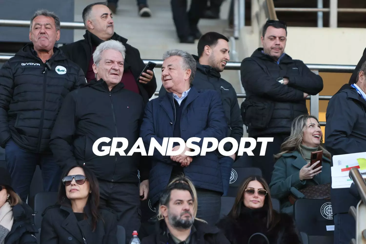 &Alpha;&lambda;. &Kappa;&alpha;&lambda;&omicron;&kappa;&alpha;&iota;&rho;&iota;&nu;ό&sigmaf;: &laquo;&Eta; &omicron;&mu;ά&delta;&alpha; &beta;&rho;ί&sigma;&kappa;&epsilon;&iota; &rho;&upsilon;&theta;&mu;ό, έ&rho;&chi;&omicron;&nu;&tau;&alpha;&iota; &pi;&omicron;&lambda;ύ &kappa;&alpha;&lambda;ύ&tau;&epsilon;&rho;&epsilon;&sigmaf; &mu;έ&rho;&epsilon;&sigmaf; &gamma;&iota;&alpha; &tau;&omicron;&nu; &Omicron;&Phi;&Eta;&raquo;