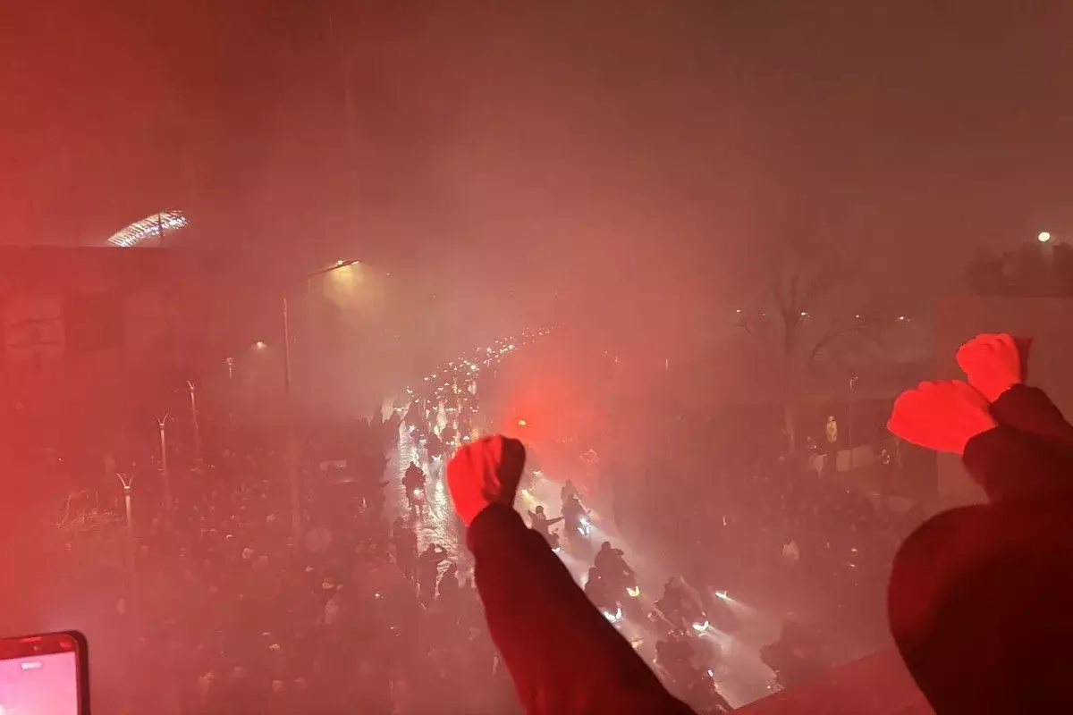 &Alpha;&nu;&alpha;&tau;&rho;&iota;&chi;&iota;&alpha;&sigma;&tau;&iota;&kappa;έ&sigmaf; &sigma;&tau;&iota;&gamma;&mu;έ&sigmaf; &sigma;&tau;&eta;&nu; &Tau;&omicron;ύ&mu;&pi;&alpha;: &laquo;&Alpha;&delta;έ&rho;&phi;&iota;&alpha; &zeta;&epsilon;ί&tau;&epsilon;, &epsilon;&sigma;&epsilon;ί&sigmaf; &mu;&alpha;&sigmaf; &omicron;&delta;&eta;&gamma;&epsilon;ί&tau;&epsilon;&raquo; (vids)