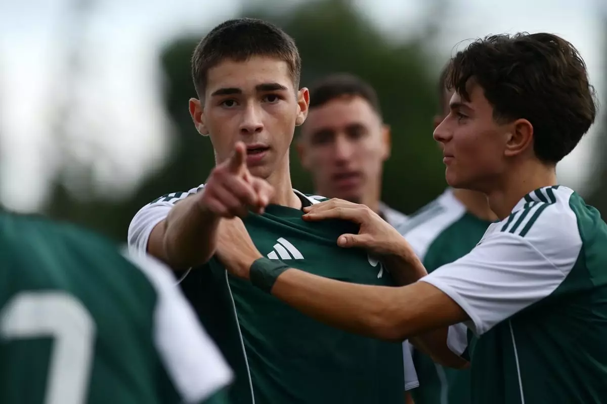 .&laquo;&Chi;&rho;&upsilon;&sigma;ό&sigmaf;&raquo; &sigma;&kappa;ό&rho;&epsilon;&rho; &xi;&alpha;&nu;ά &omicron; &Pi;&epsilon;&tau;&omicron;ύ&sigma;&eta;&sigmaf;: &Upsilon;&pi;έ&gamma;&rho;&alpha;&psi;&epsilon; &tau;&eta; &mu;&epsilon;&gamma;ά&lambda;&eta; &alpha;&nu;&alpha;&tau;&rho;&omicron;&pi;ή &tau;&eta;&sigmaf; &Kappa;17 &tau;&omicron;&upsilon; &Pi;&alpha;&nu;&alpha;&theta;&eta;&nu;&alpha;ϊ&kappa;&omicron;ύ