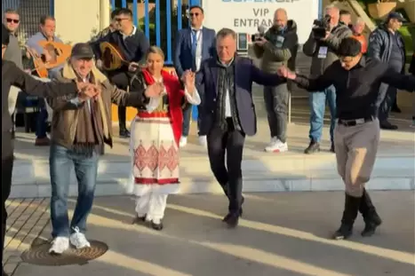 &Tau;&omicron;&hellip; έ&rho;&iota;&xi;&epsilon; &sigma;&tau;&omicron;&nu; &chi;&omicron;&rho;ό &kappa;&alpha;&iota; &omicron; &Gamma;&iota;ά&nu;&nu;&eta;&sigmaf; &Beta;&rho;&omicron;ύ&tau;&sigma;&eta;&sigmaf; (vid)