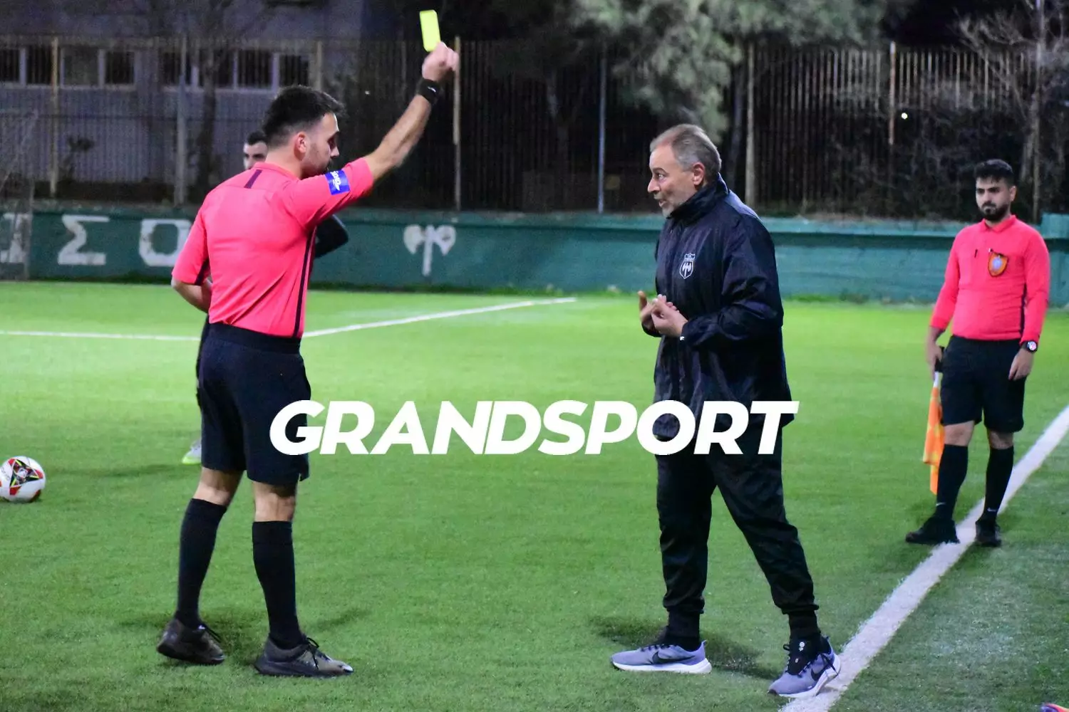 &Sigma;&tau;. &Mu;&alpha;&mu;&alpha;&tau;&zeta;ά&kappa;&eta;&sigmaf;: &laquo;&Tau;&rho;&alpha;&gamma;&omega;&delta;ί&alpha; &eta; &delta;&iota;&alpha;&iota;&tau;&eta;&sigma;ί&alpha;, &pi;ά&epsilon;&iota; &pi;&omicron;&lambda;ύ &pi;ί&sigma;&omega; &tau;&omicron; &pi;&omicron;&delta;ό&sigma;&phi;&alpha;&iota;&rho;&omicron;&raquo;