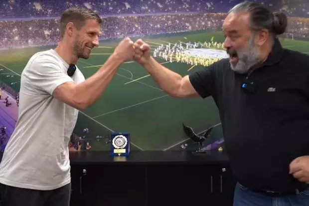 &Eta;&lambda;&iota;ό&pi;&omicron;&upsilon;&lambda;&omicron;&sigmaf; &sigma;&epsilon; &Beta;ά&rho;&gamma;&kappa;&alpha;: &laquo;&Delta;&epsilon;ί&xi;&epsilon; &mu;&alpha;&sigmaf; &pi;&omicron;&iota;&omicron;&sigmaf; &epsilon;ί&sigma;&alpha;&iota; &ndash; Ή&sigma;&omicron;&upsilon;&nu; &tau;&omicron; &delta;ώ&rho;&omicron; &mu;&alpha;&sigmaf;&raquo;