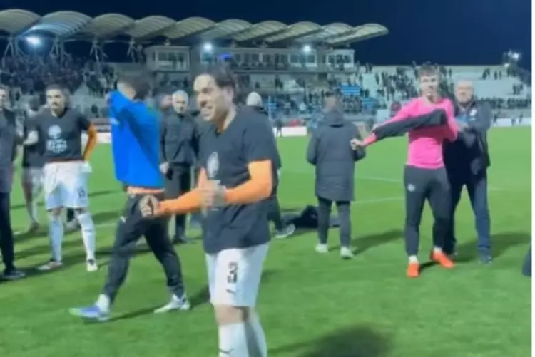 &laquo;&Tau;&rho;&epsilon;&lambda;&alpha;&mu;έ&nu;&omicron;&iota;&raquo; &omicron;&iota; &pi;&alpha;ί&kappa;&tau;&epsilon;&sigmaf; &tau;&omicron;&upsilon; &Omicron;&Phi;&Eta; &alpha;&pi;ό &tau;&eta;&nu; &pi;&rho;ό&kappa;&rho;&iota;&sigma;&eta;! (vid)