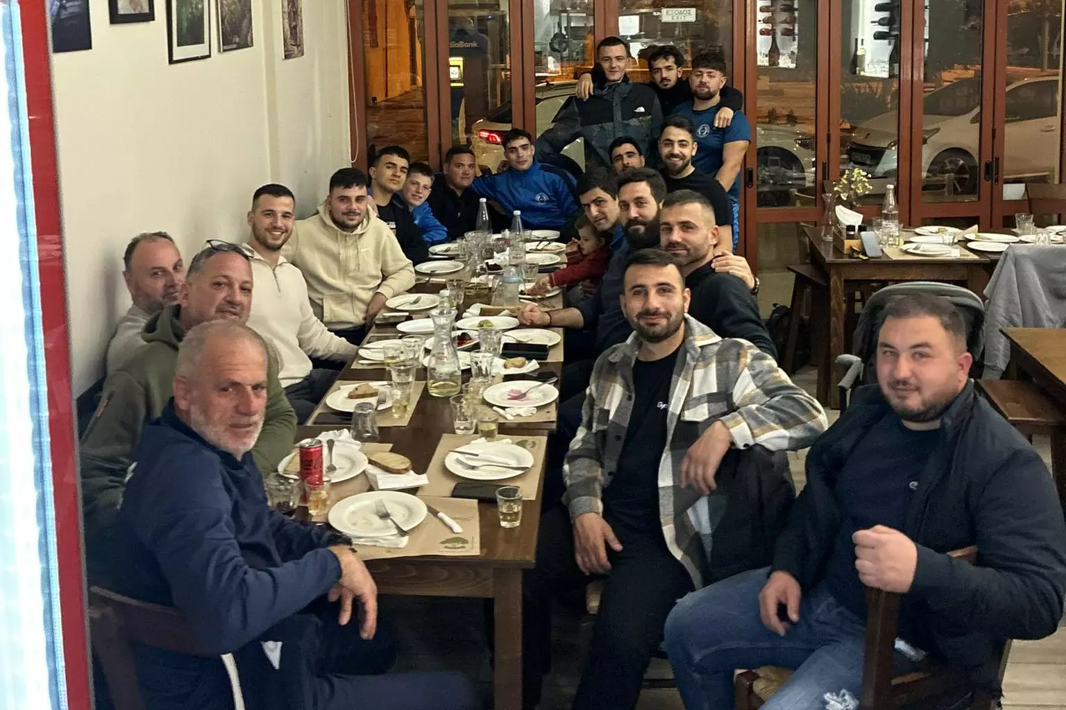 Έ&kappa;&omicron;&psi;&alpha;&nu; &tau;&eta;&nu; &pi;ί&tau;&alpha; &tau;&omicron;&upsilon;&sigmaf; &omicron;&iota; &Delta;&alpha;&phi;&nu;έ&sigmaf;