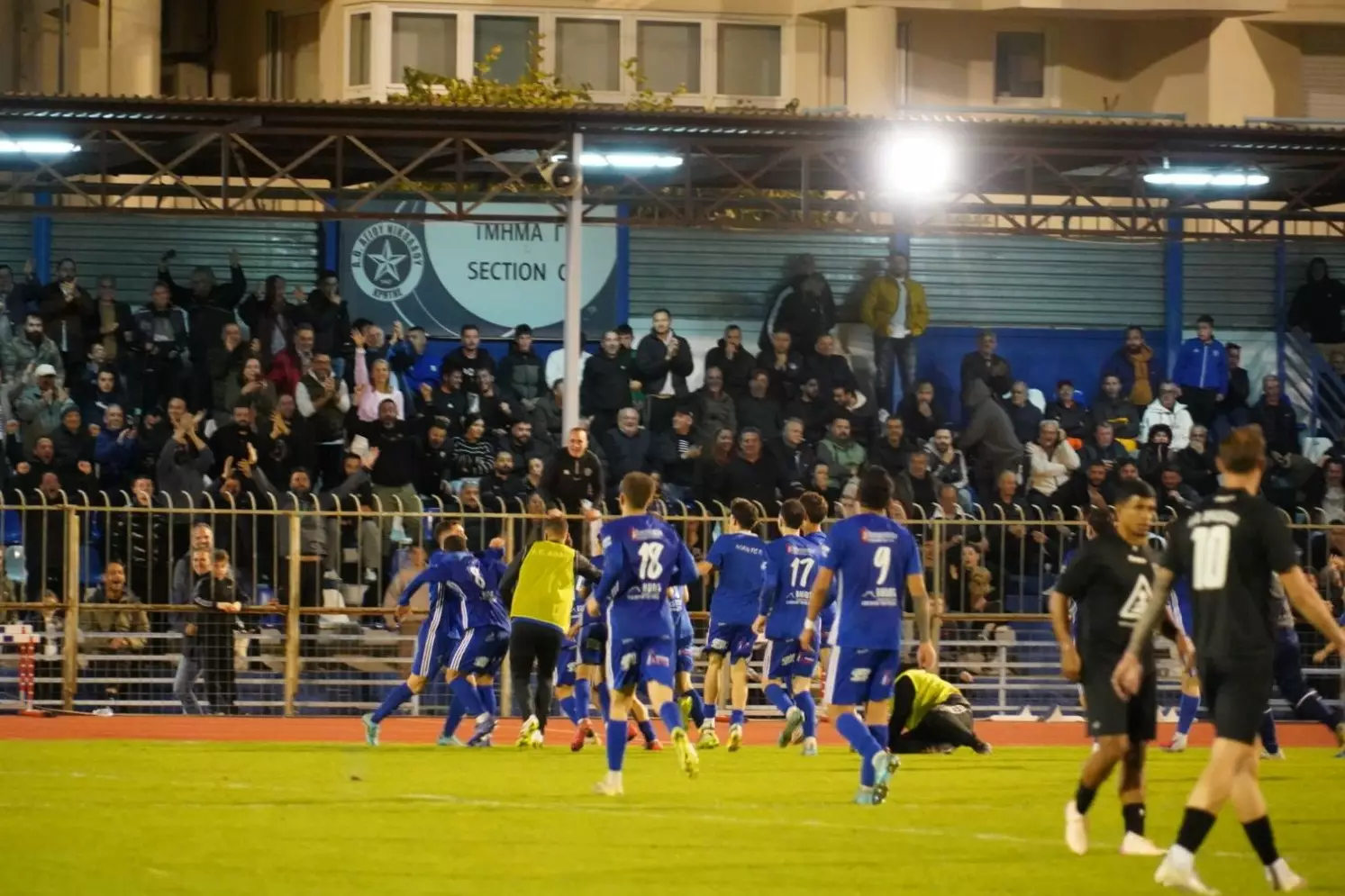 &Alpha;΄ &Epsilon;&Pi;&Sigma;&Lambda;: &Omicron; &Alpha;&Omicron;&Alpha;&Nu; έ&beta;&alpha;&lambda;&epsilon;&hellip; &phi;&omega;&tau;&iota;ά &sigma;&tau;&eta; &mu;ά&chi;&eta; &tau;&eta;&sigmaf; &pi;&rho;ώ&tau;&eta;&sigmaf; &theta;έ&sigma;&eta;&sigmaf; &mu;&epsilon; &sigma;&pi;&omicron;&upsilon;&delta;&alpha;ί&alpha; &alpha;&nu;&alpha;&tau;&rho;&omicron;&pi;ή &kappa;ό&nu;&tau;&rho;&alpha; &sigma;&tau;&omicron; &Beta;&rho;&alpha;&chi;ά&sigma;&iota;