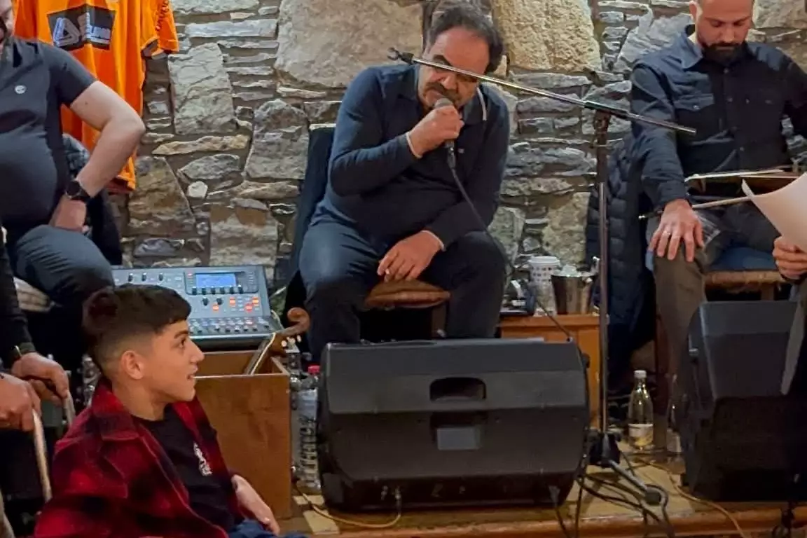 &Eta; &mu;&alpha;&nu;&tau;&iota;&nu;ά&delta;&alpha; &tau;&omicron;&upsilon; &mu;&iota;&kappa;&rho;&omicron;ύ &Gamma;&iota;&alpha;&nu;&nu;ά&kappa;&eta; &pi;&omicron;&upsilon; &sigma;&upsilon;&gamma;&kappa;ί&nu;&eta;&sigma;&epsilon; &tau;&omicron;&nu; &Kappa;&rho;&omicron;&upsilon;&sigma;ώ&nu;&alpha; (vid)