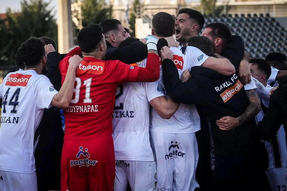 &Omicron; &Eta;&rho;&alpha;&kappa;&lambda;ή&sigmaf; ά&lambda;&omega;&sigma;&epsilon; &tau;&eta;&nu; &Kappa;&alpha;&rho;&delta;ί&tau;&sigma;&alpha; &kappa;&alpha;&iota; &epsilon;&pi;έ&sigma;&tau;&rho;&epsilon;&psi;&epsilon; &sigma;&tau;&eta;&nu; Stoiximan Super League &mu;&epsilon;&tau;ά &alpha;&pi;ό &epsilon;&nu;&nu;&iota;ά &chi;&rho;ό&nu;&iota;&alpha;