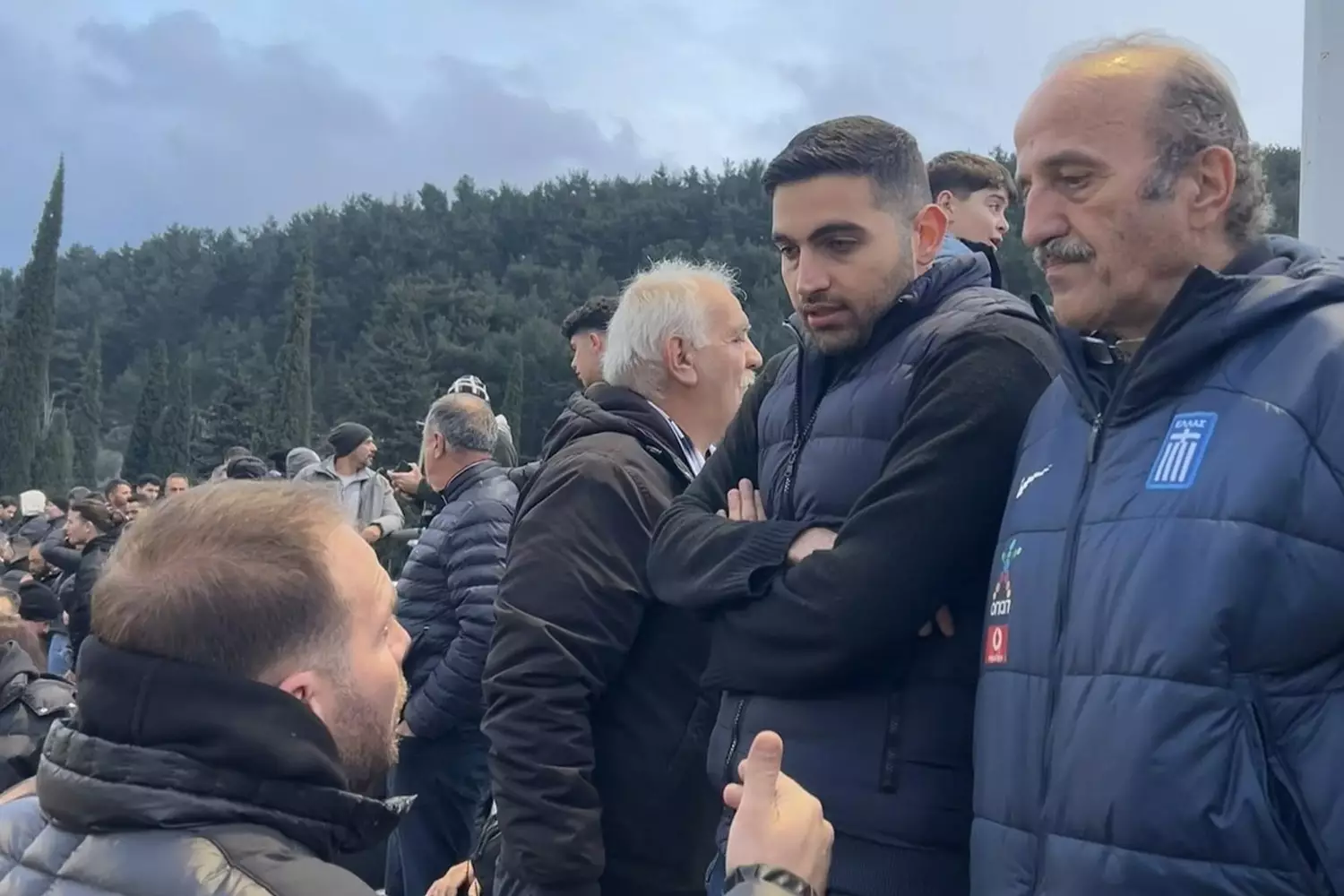 &Sigma;&tau;&eta; &Theta;ύ&rho;&alpha; 4 &omicron; N. &Tau;&zeta;ώ&rho;&tau;&zeta;&omicron;&gamma;&lambda;&omicron;&upsilon; &ndash; &Delta;ί&pi;&lambda;&alpha; &sigma;&tau;&omicron;&nu; &kappa;ό&sigma;&mu;&omicron; &tau;&omicron;&upsilon; &Omicron;&Phi;&Eta; &sigma;&tau;&eta; &Lambda;&iota;&beta;&alpha;&delta;&epsilon;&iota;ά