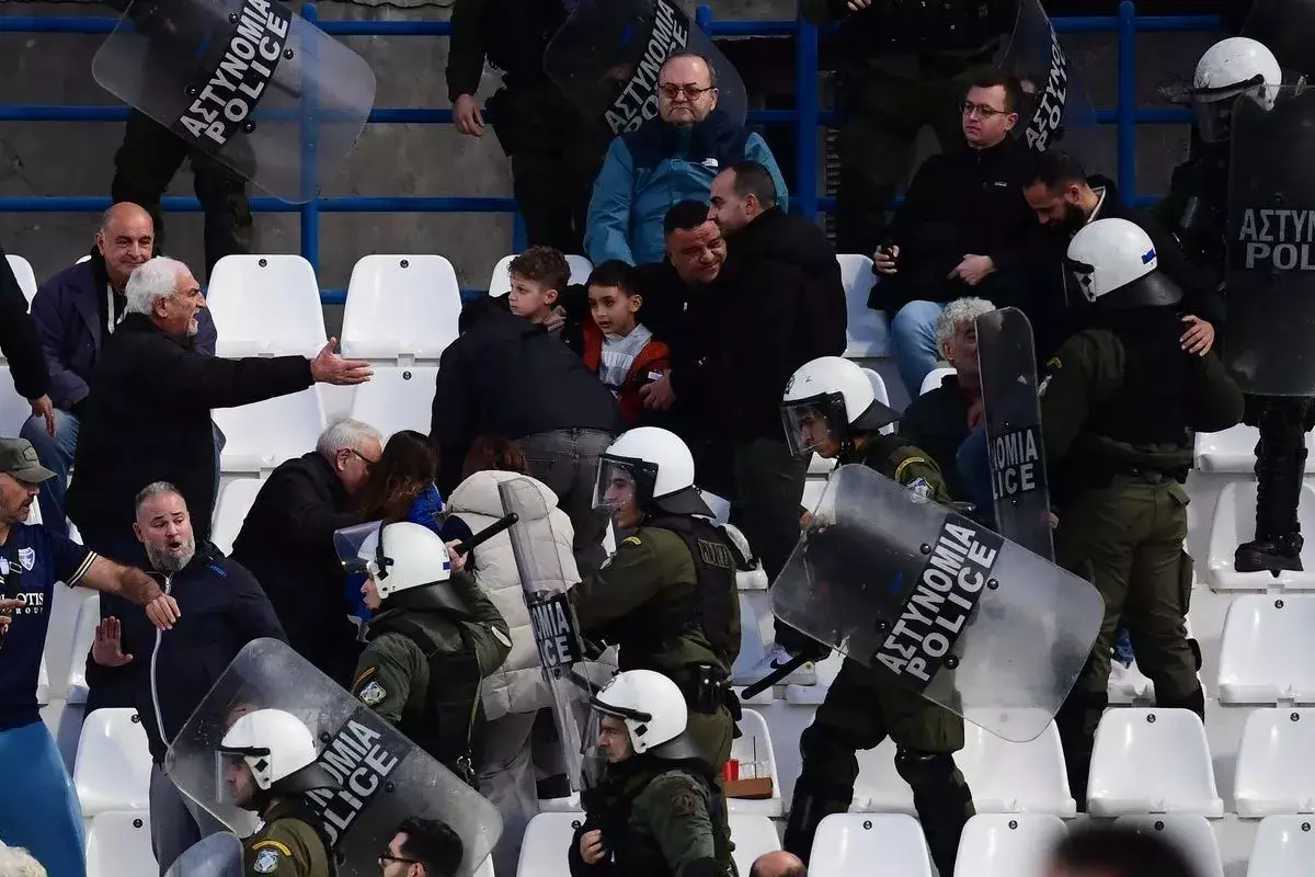 &Kappa;&eta;&phi;&iota;&sigma;&iota;ά-&Omicron;&Phi;&Eta;: &Epsilon;&pi;&epsilon;&iota;&sigma;ό&delta;&iota;&alpha; &alpha;&nu;ά&mu;&epsilon;&sigma;&alpha; &sigma;&epsilon; &omicron;&pi;&alpha;&delta;&omicron;ύ&sigmaf; &kappa;&alpha;&iota; &alpha;&sigma;&tau;&upsilon;&nu;&omicron;&mu;&iota;&kappa;έ&sigmaf; &delta;&upsilon;&nu;ά&mu;&epsilon;&iota;&sigmaf;