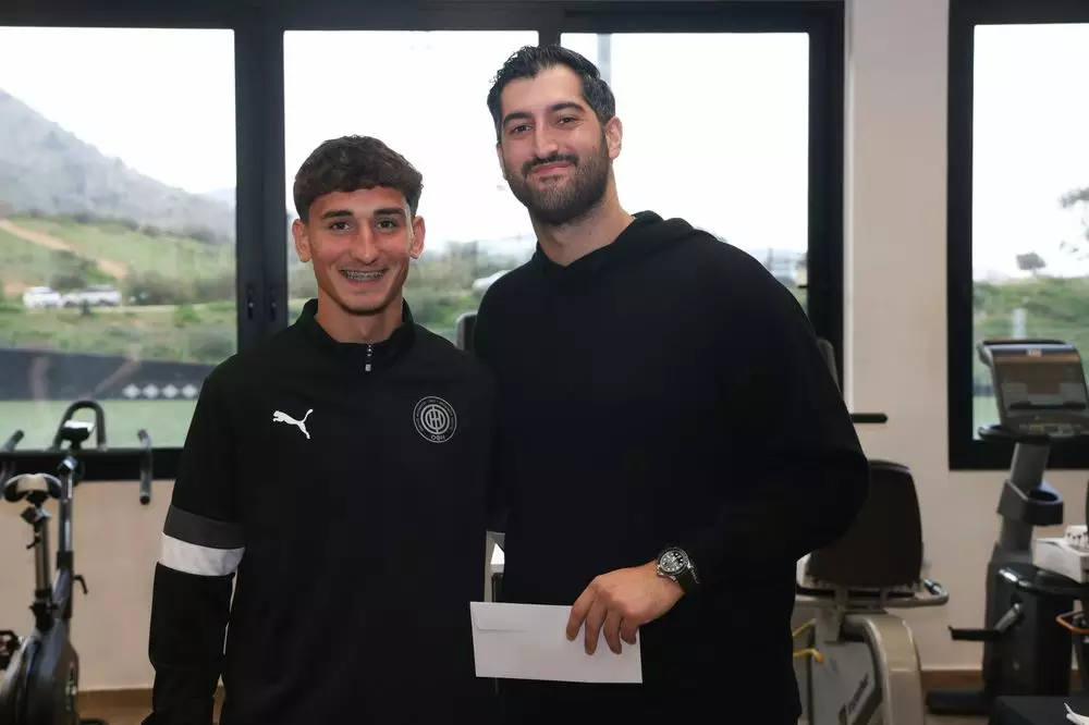 &Delta;. &Mu;&pi;&omicron;ύ&sigma;&eta;&sigmaf;: &laquo;&Alpha;&nu;&tau;&iota;&pi;&rho;&omicron;&sigma;&omega;&pi;&epsilon;ύ&omicron;&upsilon;&mu;&epsilon; &mu;&iota;&alpha; &omicron;&mu;ά&delta;&alpha; &pi;&omicron;&upsilon; &epsilon;ί&nu;&alpha;&iota; &omicron;&iota;&kappa;&omicron;&gamma;έ&nu;&epsilon;&iota;&alpha;&raquo;