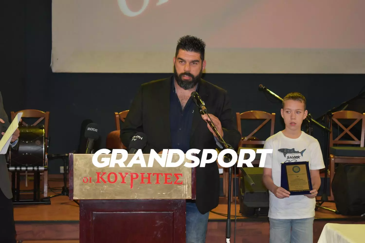 &laquo;&Eta; &pi;&lambda;&alpha;&kappa;έ&tau;&alpha; &epsilon;ί&nu;&alpha;&iota; &alpha;&phi;&iota;&epsilon;&rho;&omega;&mu;έ&nu;&eta; &sigma;&tau;&omicron;&nu; &kappa;ό&sigma;&mu;&omicron; &tau;&omicron;&upsilon; &Omicron;&Phi;&Eta; &pi;&omicron;&upsilon; &alpha;&phi;ή&nu;&epsilon;&iota; &sigma;&pi;ί&tau;&iota;&alpha; &kappa;&alpha;&iota; &delta;&omicron;&upsilon;&lambda;&epsilon;&iota;έ&sigmaf; &gamma;&iota;&alpha; &nu;&alpha; &epsilon;ί&nu;&alpha;&iota; &kappa;&omicron;&nu;&tau;ά &sigma;&tau;&eta;&nu; &omicron;&mu;ά&delta;&alpha;&raquo;