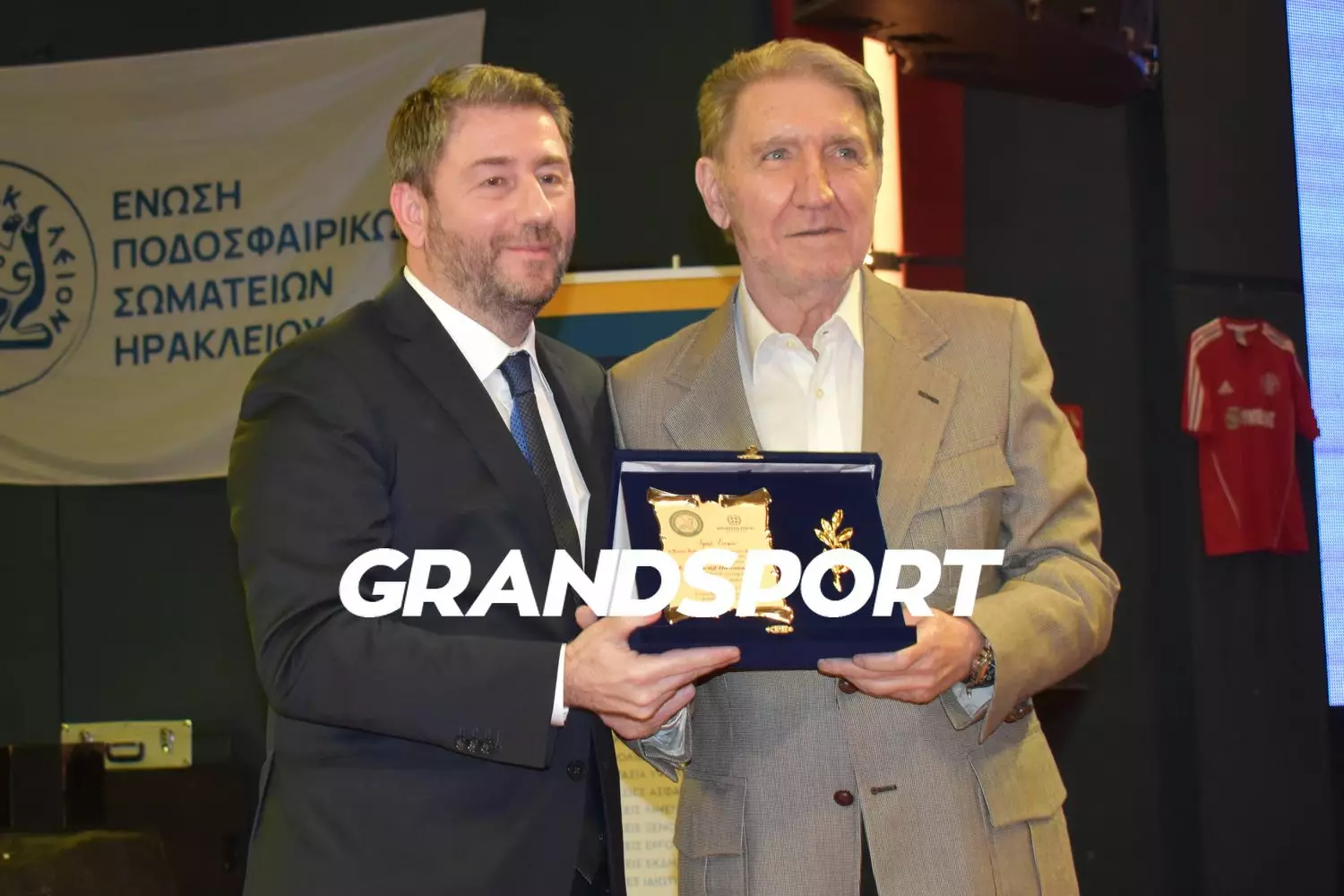 &Tau;&iota;&mu;ή&theta;&eta;&kappa;&epsilon; &omicron; &Mu;. &Pi;&alpha;&pi;&alpha;&kappa;&alpha;&lambda;&iota;ά&tau;&eta;&sigmaf; &ndash; &Eta; &xi;&epsilon;&chi;&omega;&rho;&iota;&sigma;&tau;ή &alpha;&nu;&alpha;&phi;&omicron;&rho;ά &tau;&omicron;&upsilon; &Nu;. &Alpha;&nu;&delta;&rho;&omicron;&upsilon;&lambda;ά&kappa;&eta;